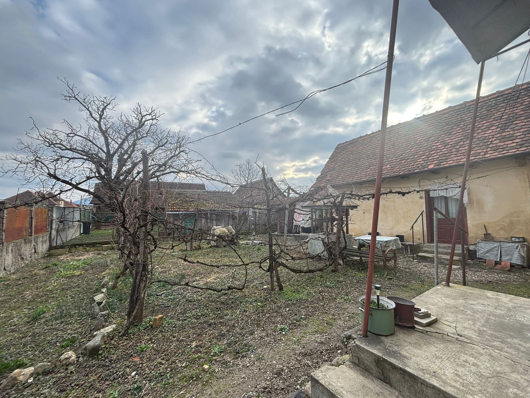 Maison en deux corps avec cour, jardin et annexes